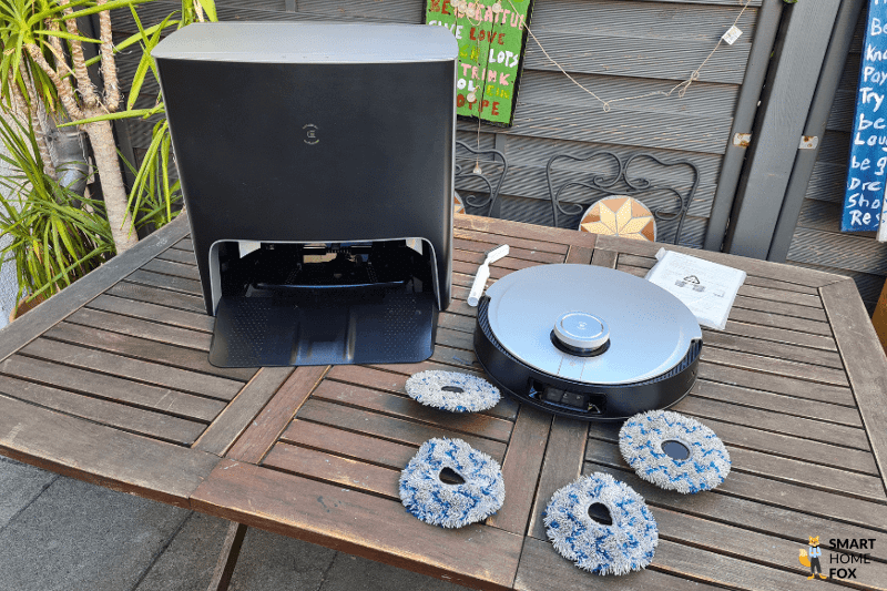 Der gesamte Lieferumfang des Ecovacs Deebot X1 Turbo steht auf dem Tisch